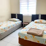 Near Beach And Airport - Ivana Homestay Unit A1
